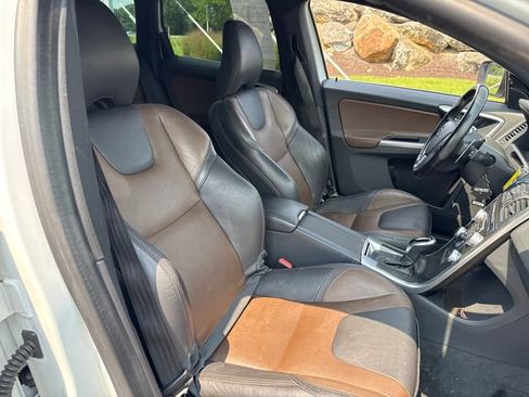 Used 2015 Volvo XC60 T6 w/ Proximity Package AWD/4WD image 11