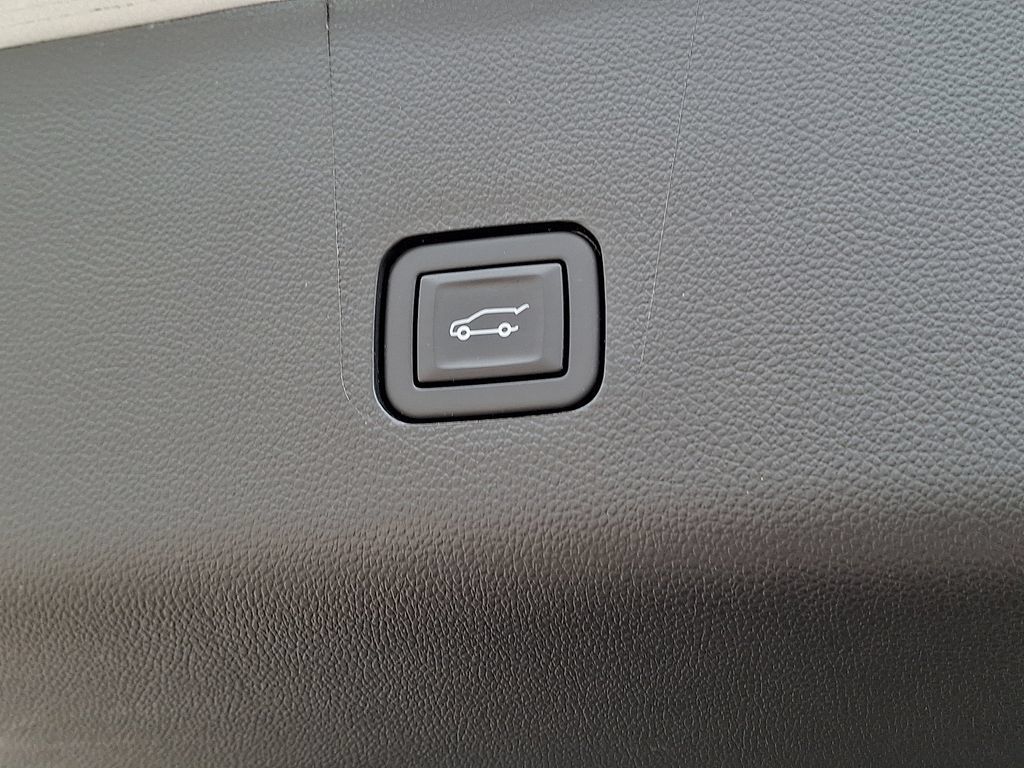 Used 2023 Chevrolet Traverse LT w/ LPO, Floor Liner Package AWD/4WD image 30