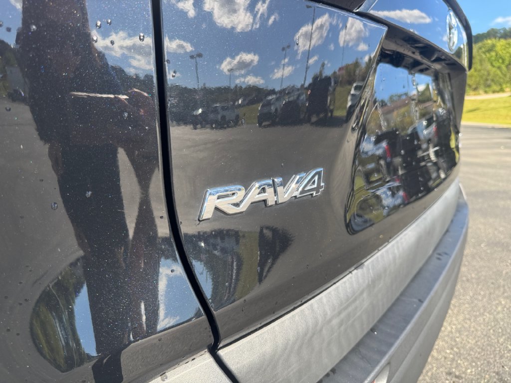 Used 2021 Toyota RAV4 XLE AWD/4WD image 29