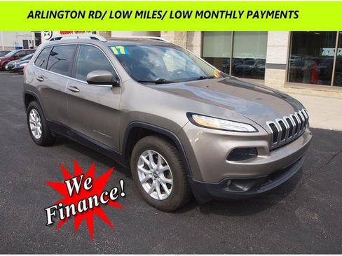 Used 2017 Jeep Cherokee Latitude AWD/4WD image 1