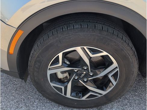 Used 2024 Kia Sportage LX image 9