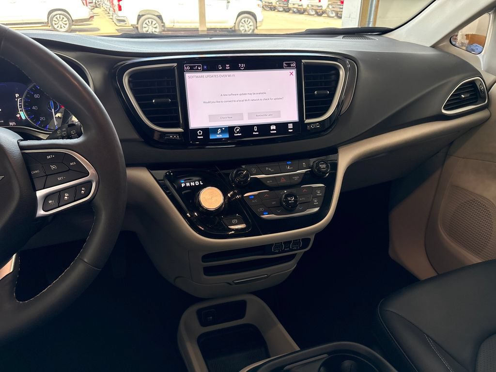 Used 2024 Chrysler Pacifica Touring-L FWD image 25