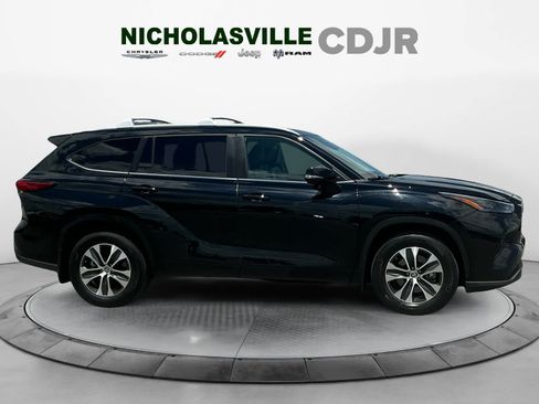Used 2023 Toyota Highlander XLE FWD image 6