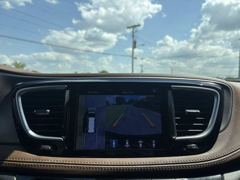 Used 2017 Chrysler Pacifica Limited FWD image 15