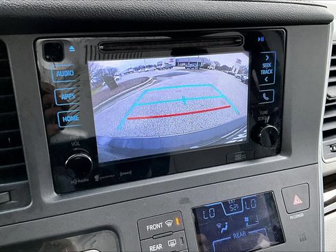 Used 2017 Toyota Sienna XLE image 26