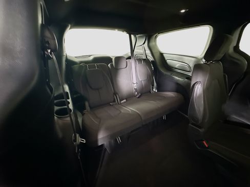 Used 2023 Chrysler Pacifica Touring FWD image 42