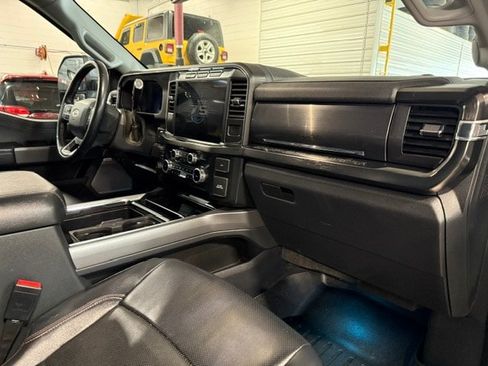 Used 2023 Ford F250 Lariat w/ Sport Appearance Package AWD/4WD image 9