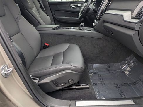 Used 2025 Volvo XC60 B5 Plus image 38