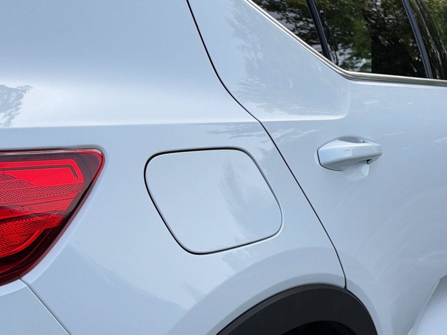 Used 2023 Volvo XC40 B5 Plus w/ Driver Assist Package AWD/4WD image 7
