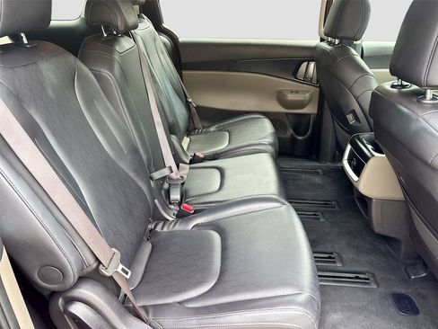 Used 2025 Kia Carnival FWD image 29