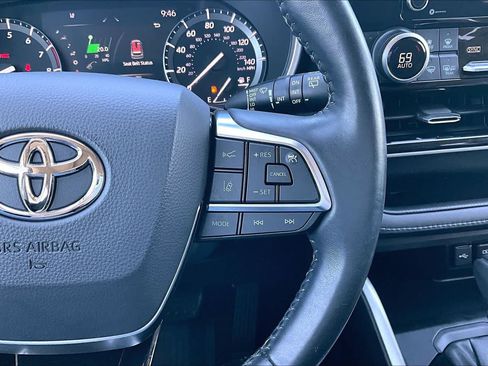Used 2021 Toyota Highlander XLE AWD/4WD image 24
