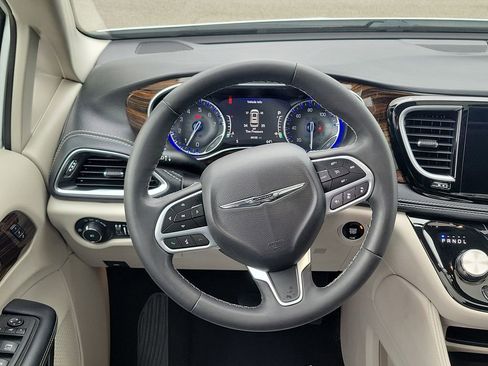 Used 2023 Chrysler Pacifica Limited FWD image 13