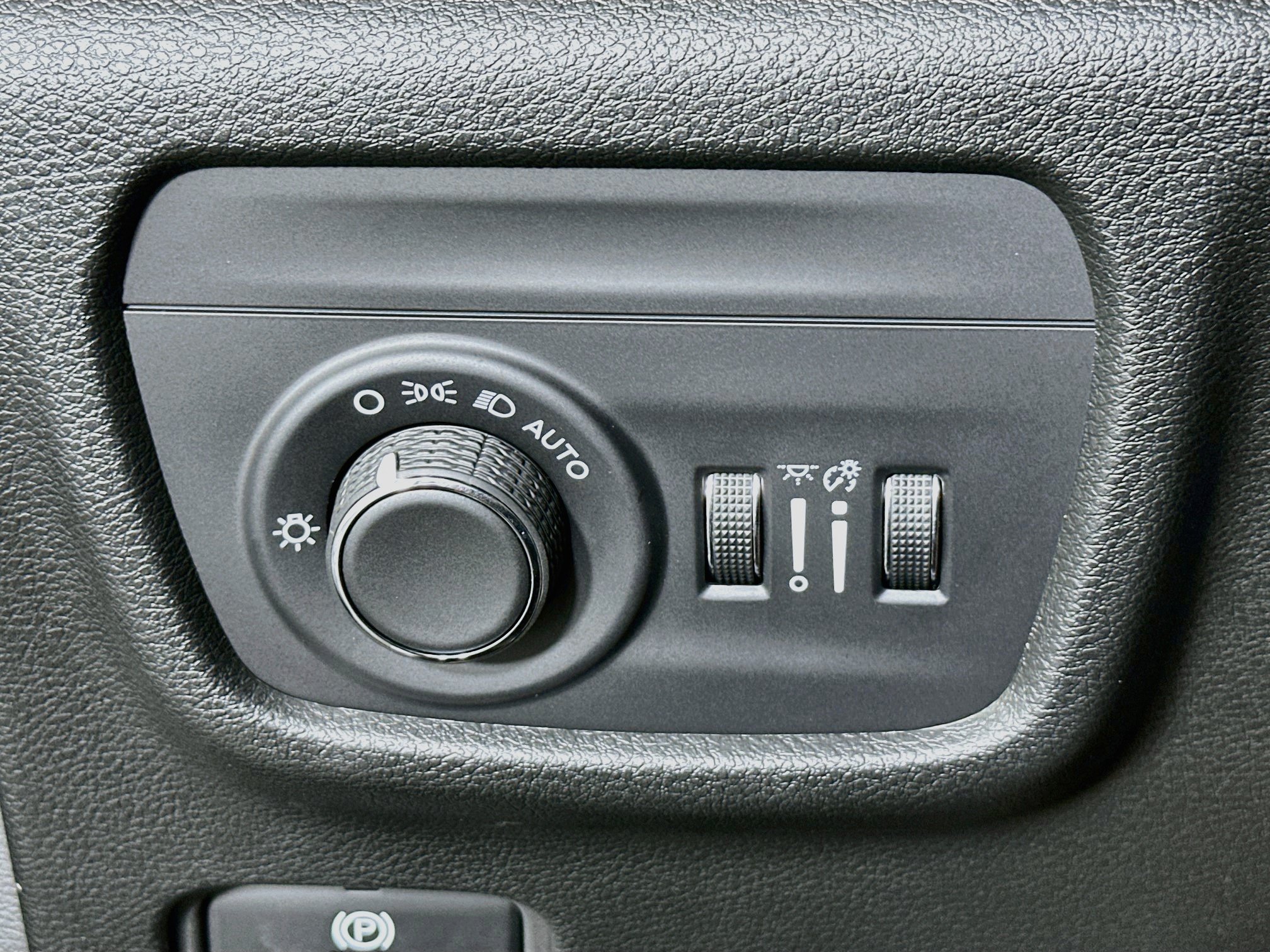 Used 2025 Jeep Grand Cherokee Altitude AWD/4WD image 17