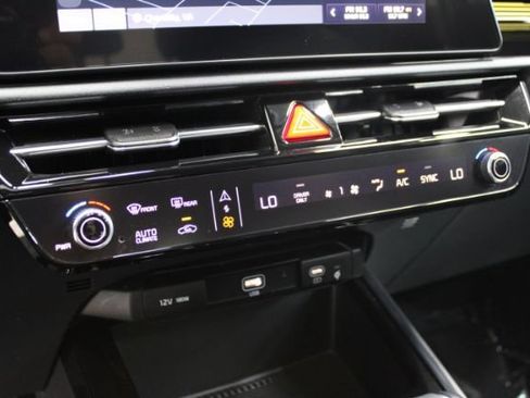 Used 2024 Kia Niro EX FWD image 18