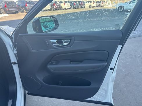 Used 2025 Volvo XC60 B5 Plus image 39