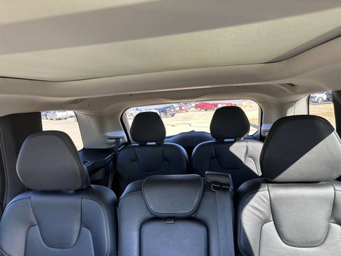 Used 2018 Volvo XC90 T6 Momentum w/ Convenience Package image 17