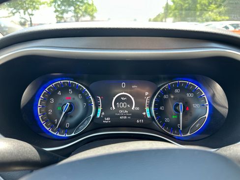 Used 2023 Chrysler Pacifica Touring-L FWD image 20