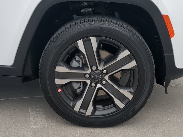 New 2027 Jeep Grand Cherokee Limited RWD image 11