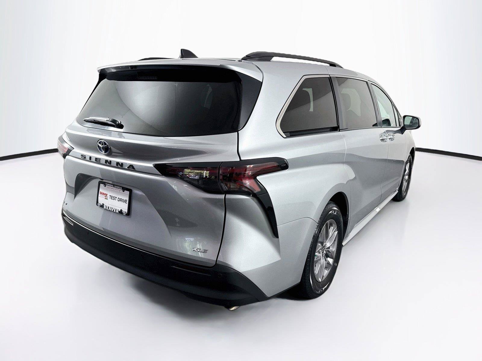 Certified 2025 Toyota Sienna XLE FWD image 2