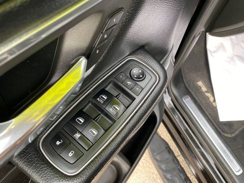 Used 2019 RAM 1500 Laramie AWD/4WD image 12