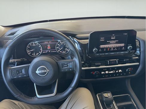 Used 2025 Nissan Pathfinder SV FWD image 33