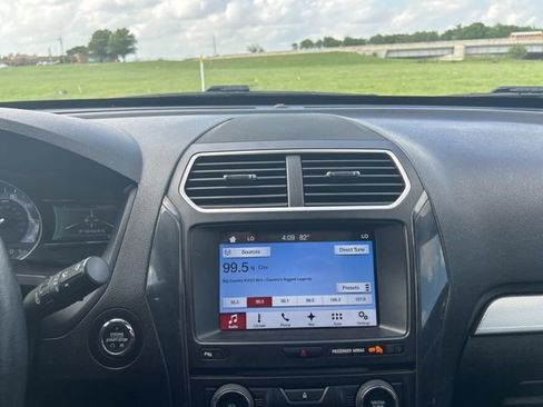 Used 2017 Ford Explorer XLT w/ Equipment Group 202A AWD/4WD image 14