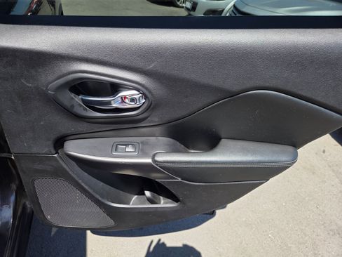 Used 2020 Jeep Cherokee Limited AWD/4WD image 13