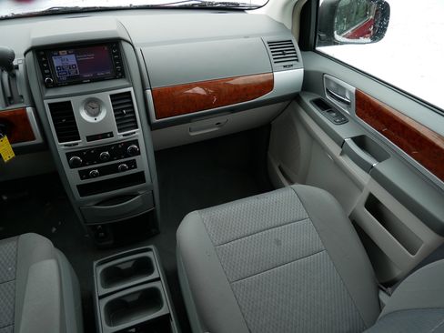 Used 2009 Chrysler Town & Country Touring w/ Heated Seat Group image 11