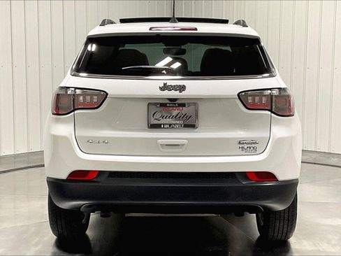 Used 2025 Jeep Compass Latitude w/ Sun & Sound Group AWD/4WD image 4