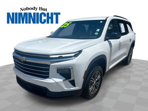 Used 2025 Chevrolet Traverse LT FWD image 1