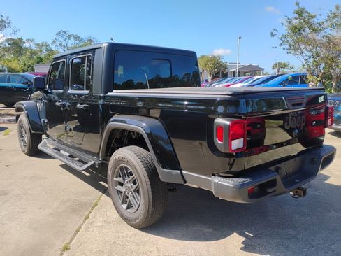 Certified 2024 Jeep Gladiator Sport image 8