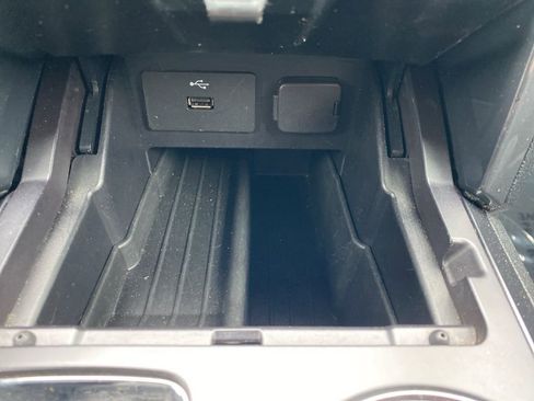 Used 2019 Ford Explorer XLT image 27