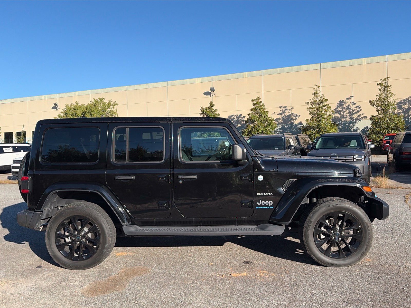 Used 2024 Jeep Wrangler Unlimited Sahara w/ Technology Group AWD/4WD image 7