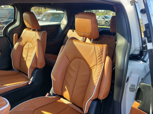 New 2026 Chrysler Pacifica Pinnacle FWD image 11