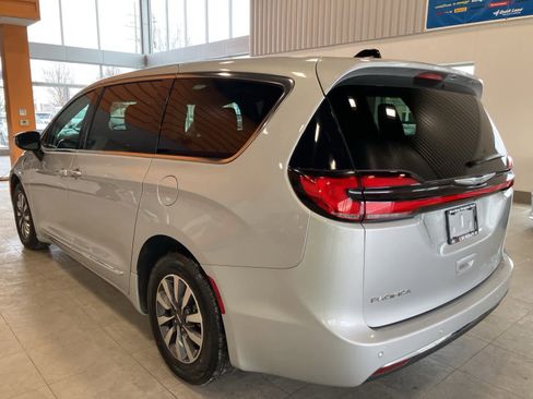 Used 2023 Chrysler Pacifica Limited image 7