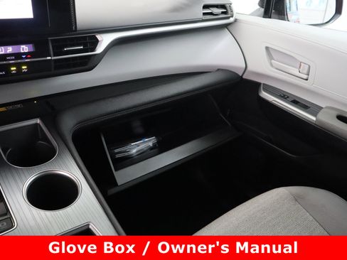 Certified 2025 Toyota Sienna LE image 23