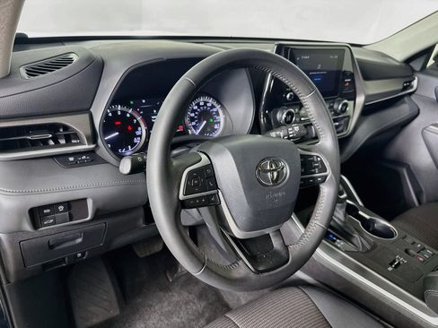 Used 2024 Toyota Highlander LE FWD image 8
