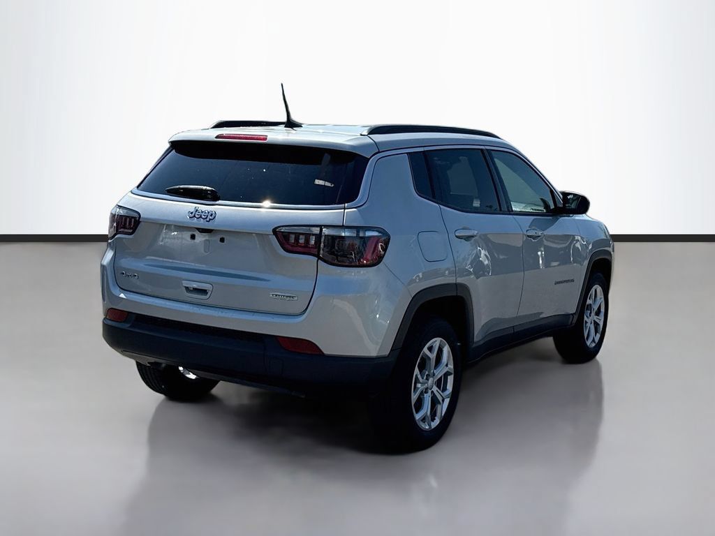 Used 2024 Jeep Compass Latitude AWD/4WD image 8