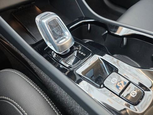 Certified 2025 Volvo XC40 B5 Plus image 19