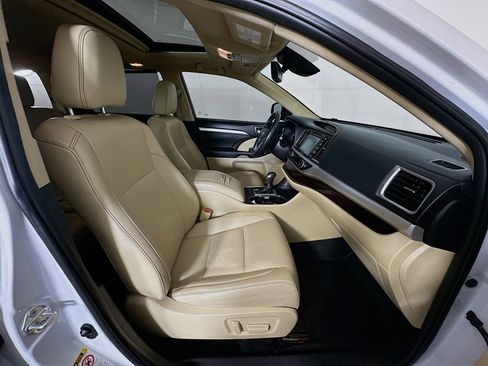 Used 2019 Toyota Highlander XLE image 35