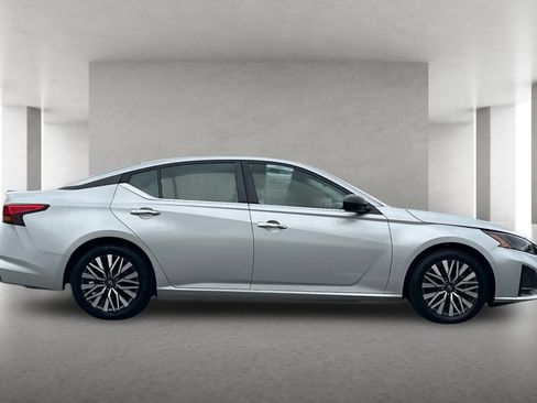 Used 2024 Nissan Altima 2.5 SV FWD image 3
