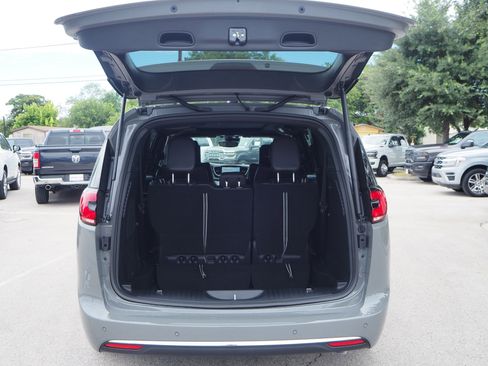 New 2025 Chrysler Pacifica Select w/ Uconnect Theater Family Group image 9