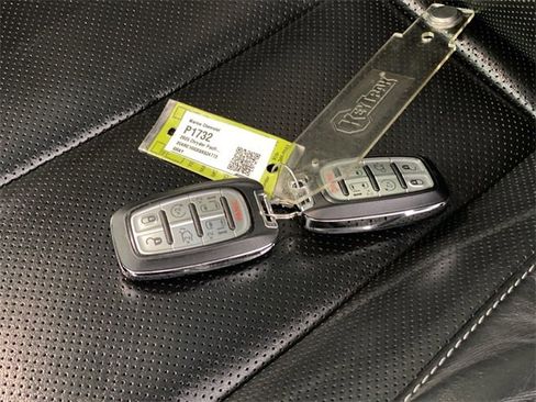 Used 2025 Chrysler Pacifica Limited image 41