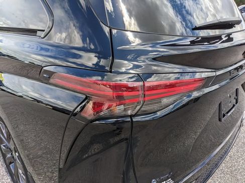 Used 2025 Toyota Sienna XSE w/ XSE Plus Package FWD image 11