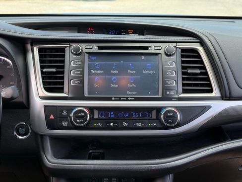 Used 2017 Toyota Highlander SE image 18