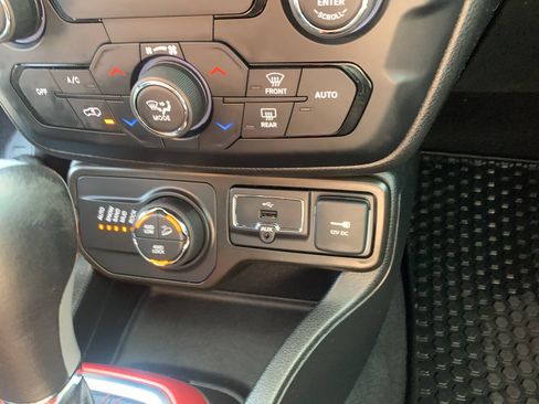 Used 2020 Jeep Renegade Trailhawk w/ Popular Equipment Group AWD/4WD image 19
