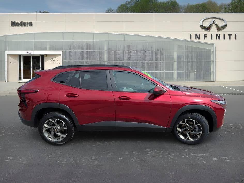 Used 2025 Chevrolet Trax LT w/ LT Convenience Package FWD image 3