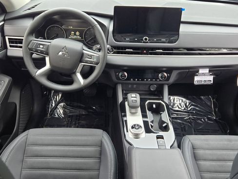New 2025 Mitsubishi Outlander SE image 13