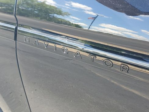 New 2026 Lincoln Navigator Reserve w/ Jet Appearance Package AWD/4WD image 7