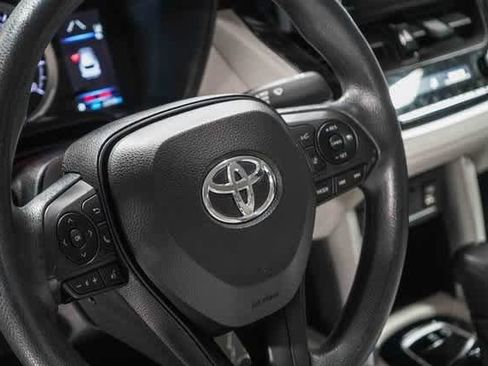 Certified 2022 Toyota Corolla Cross L image 21